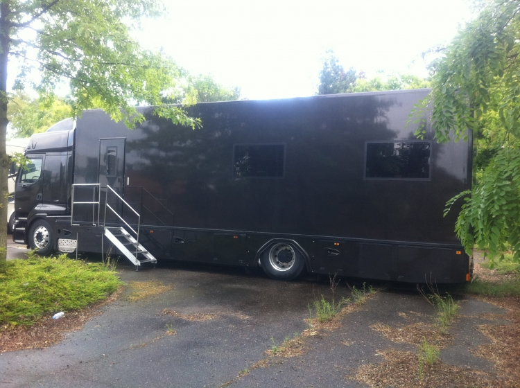 Camion loge PROD 19 vue latérale avec escalier d'accès