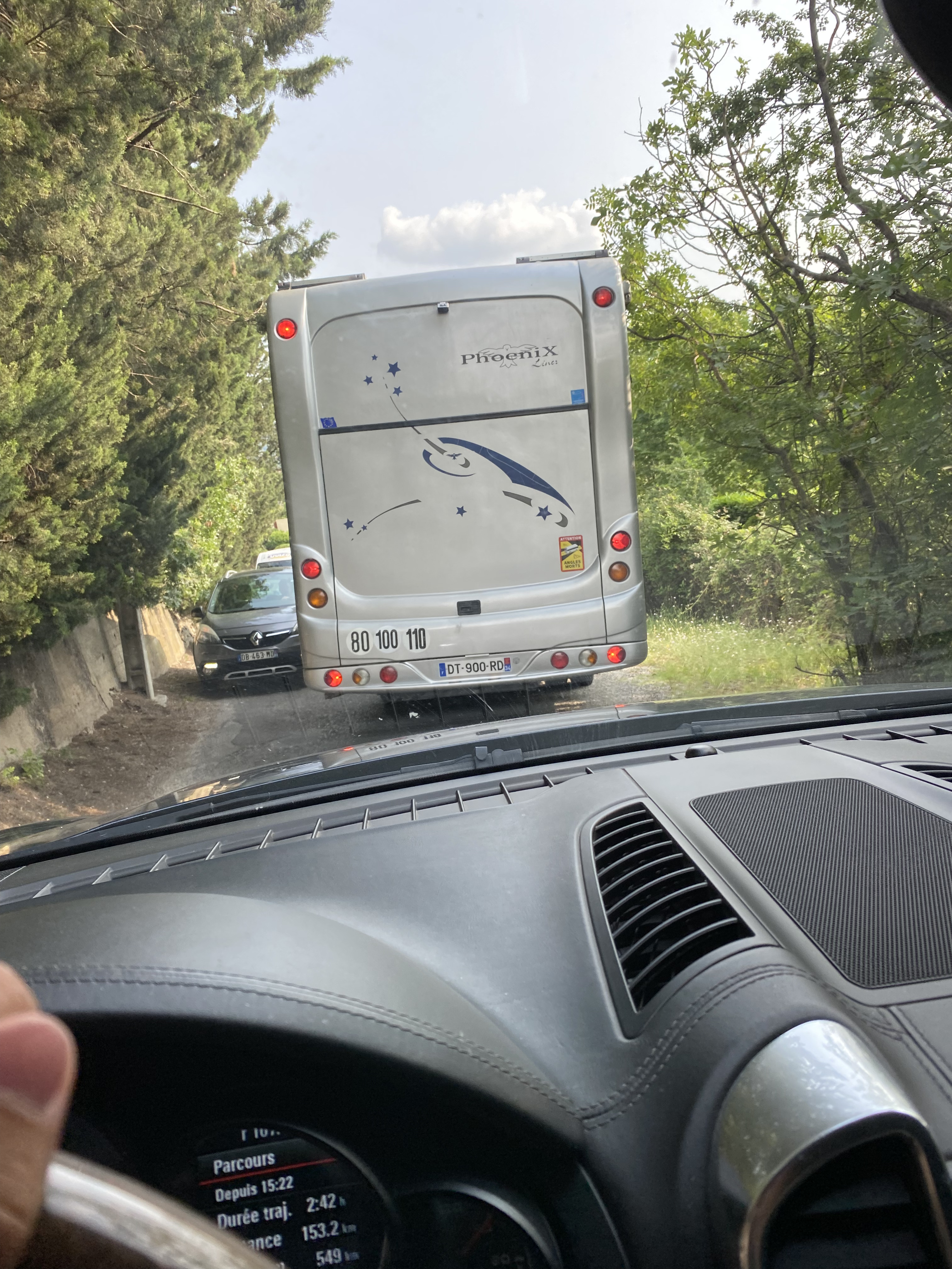Motorhome circulant sur une route arborée