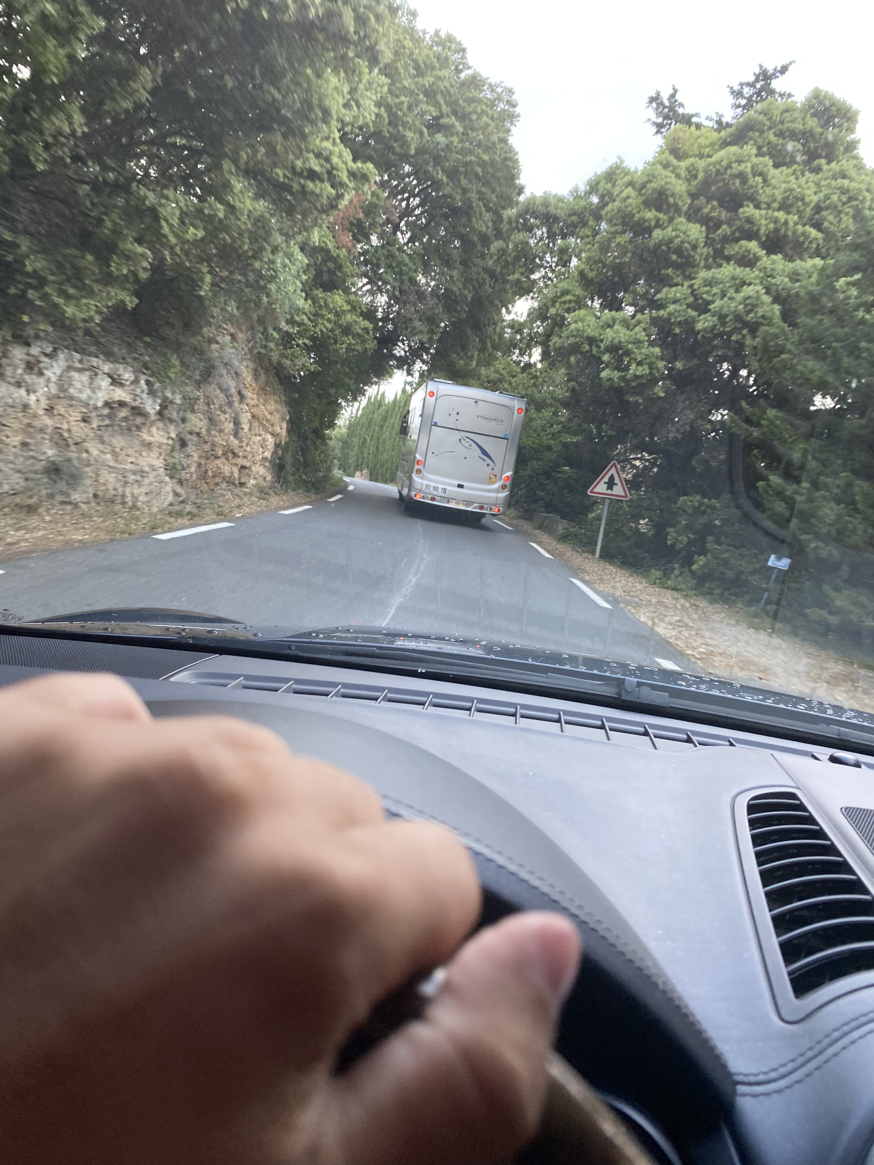 Motorhome sur une petite route du Haut-Var