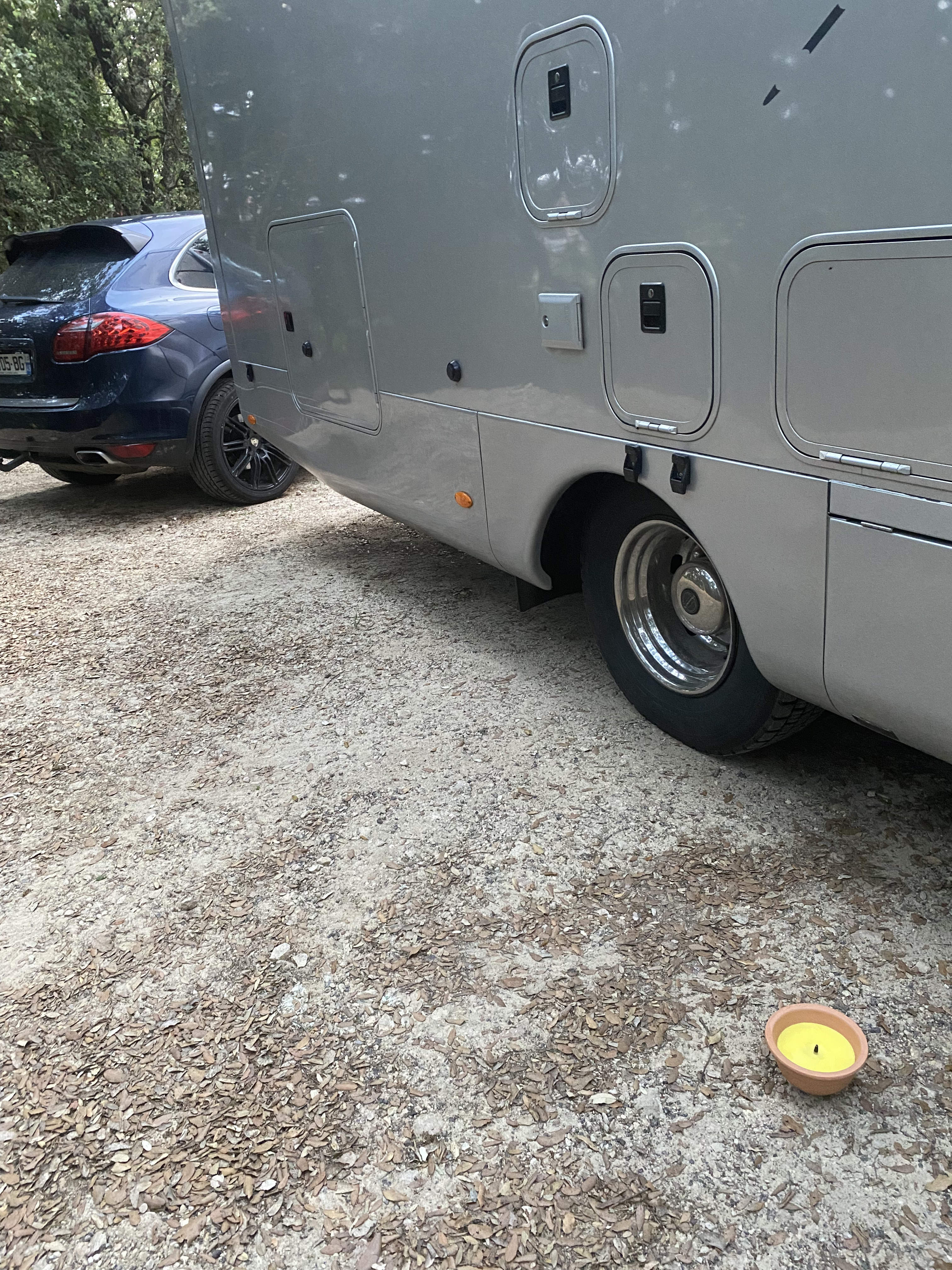 Véhicules stationnés autour du motorhome