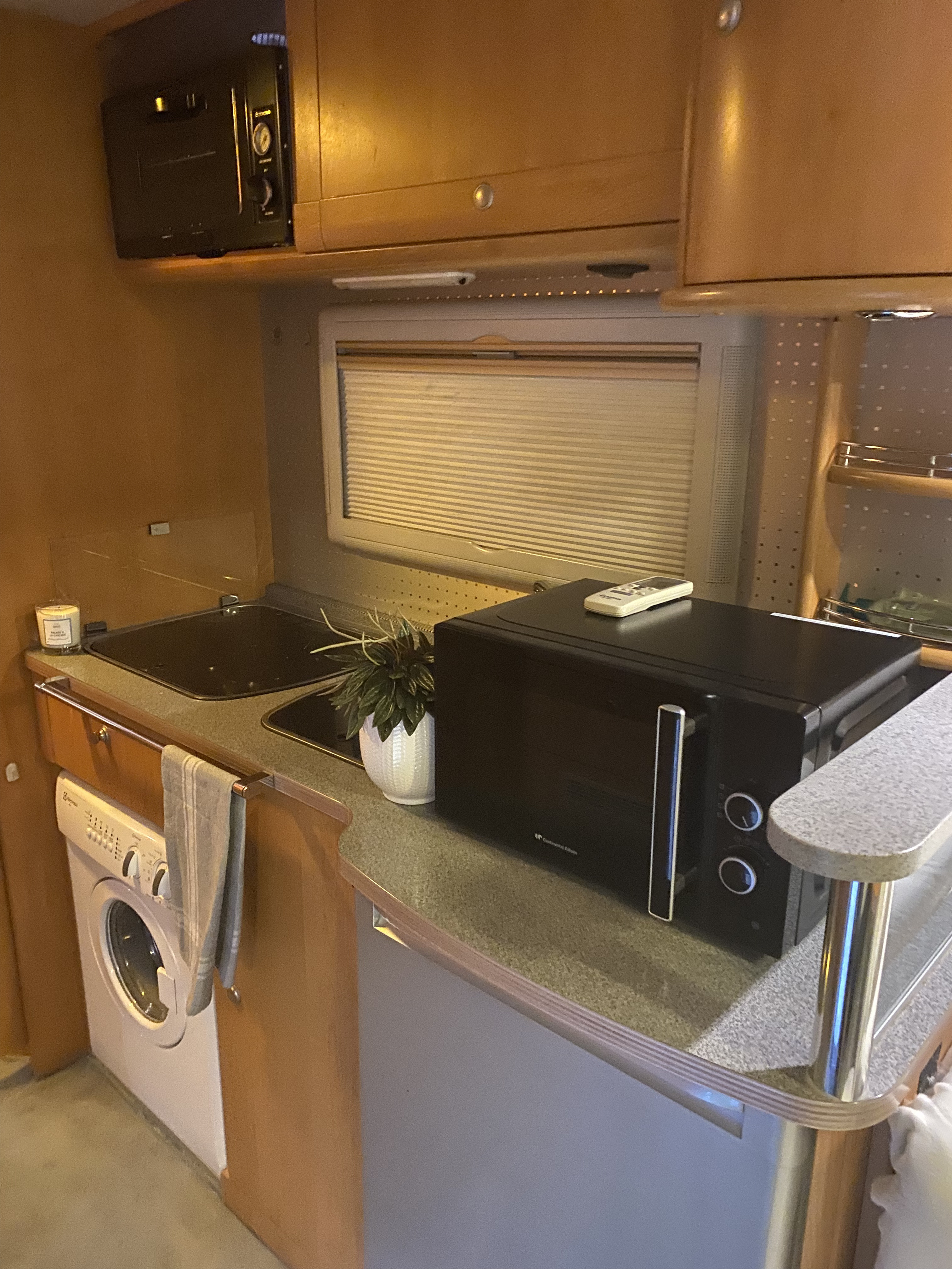 Cuisine aménagée du motorhome VIP