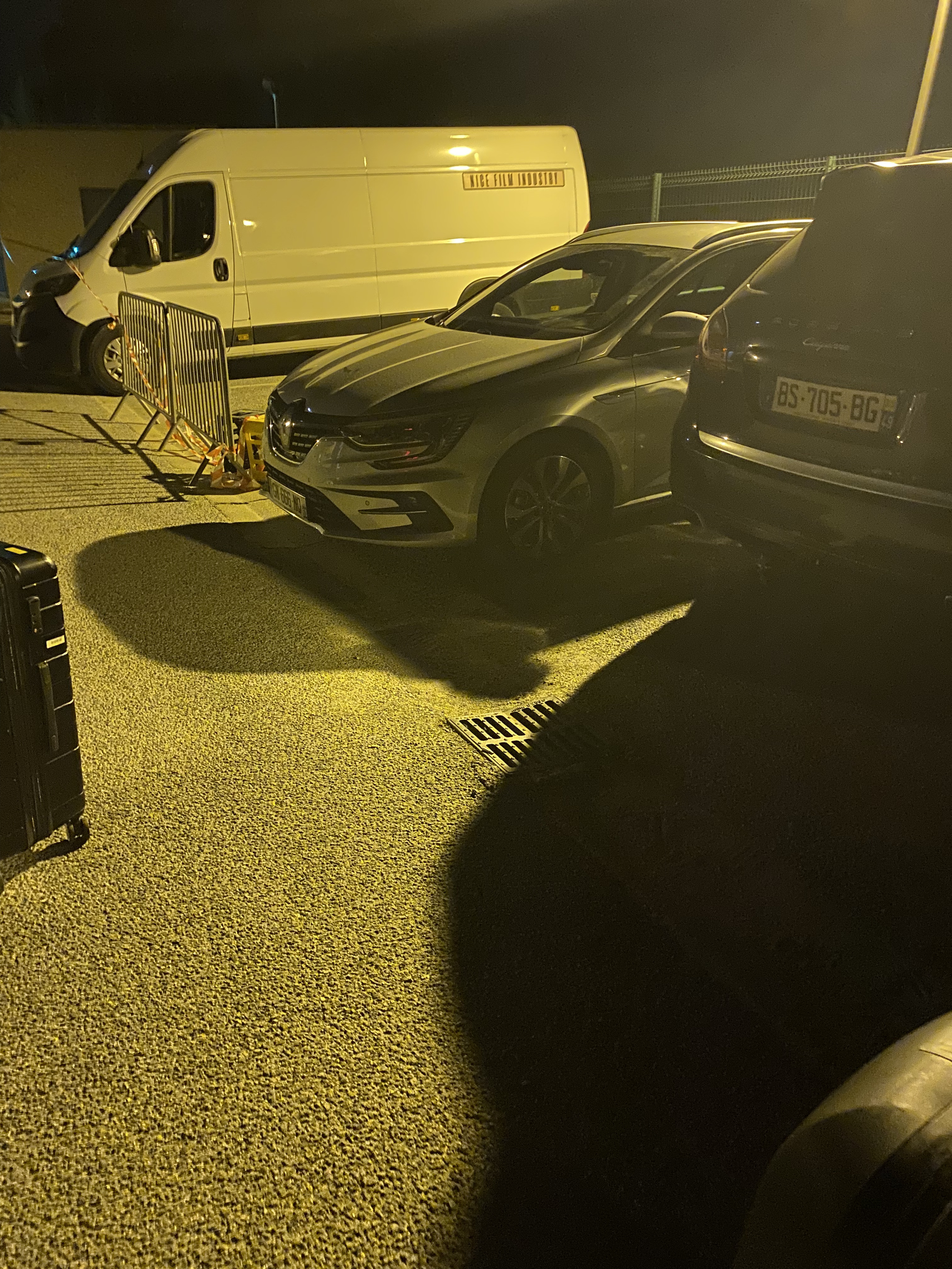 Véhicules de production stationnés à la tombée de la nuit