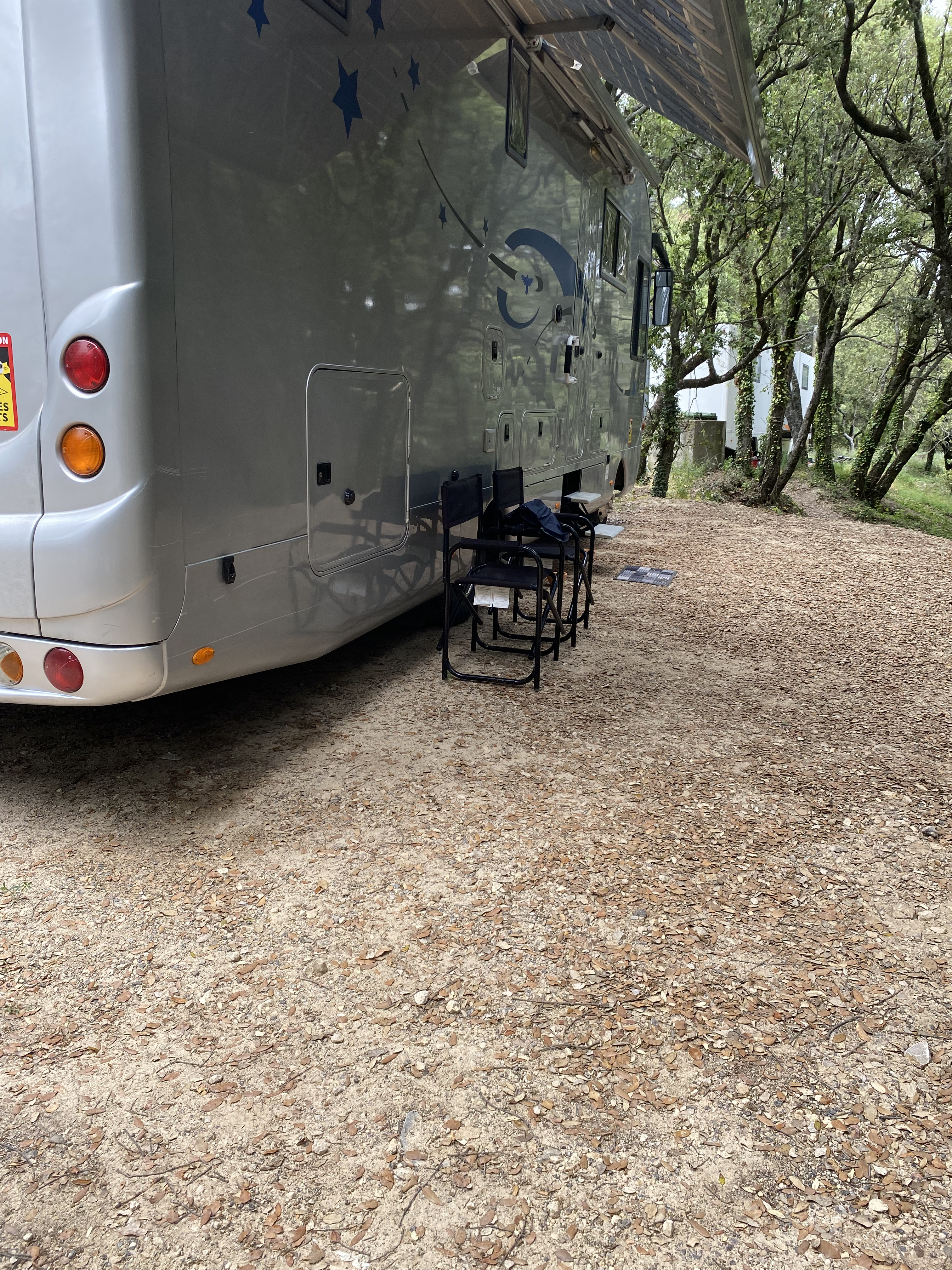 Motorhome VIP PROD19 installé sous les arbres