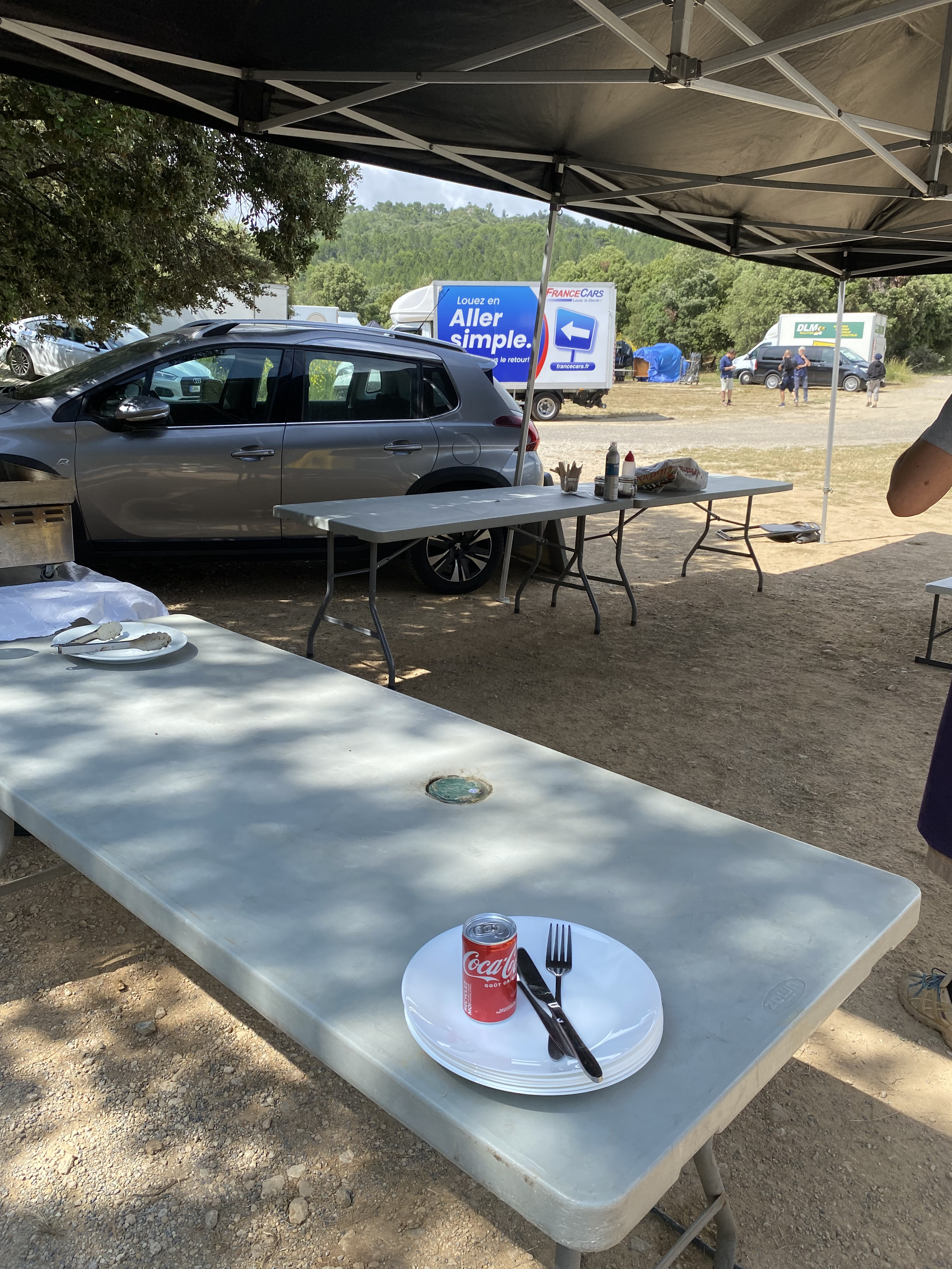 Tables et espace extérieur sur la base de tournage