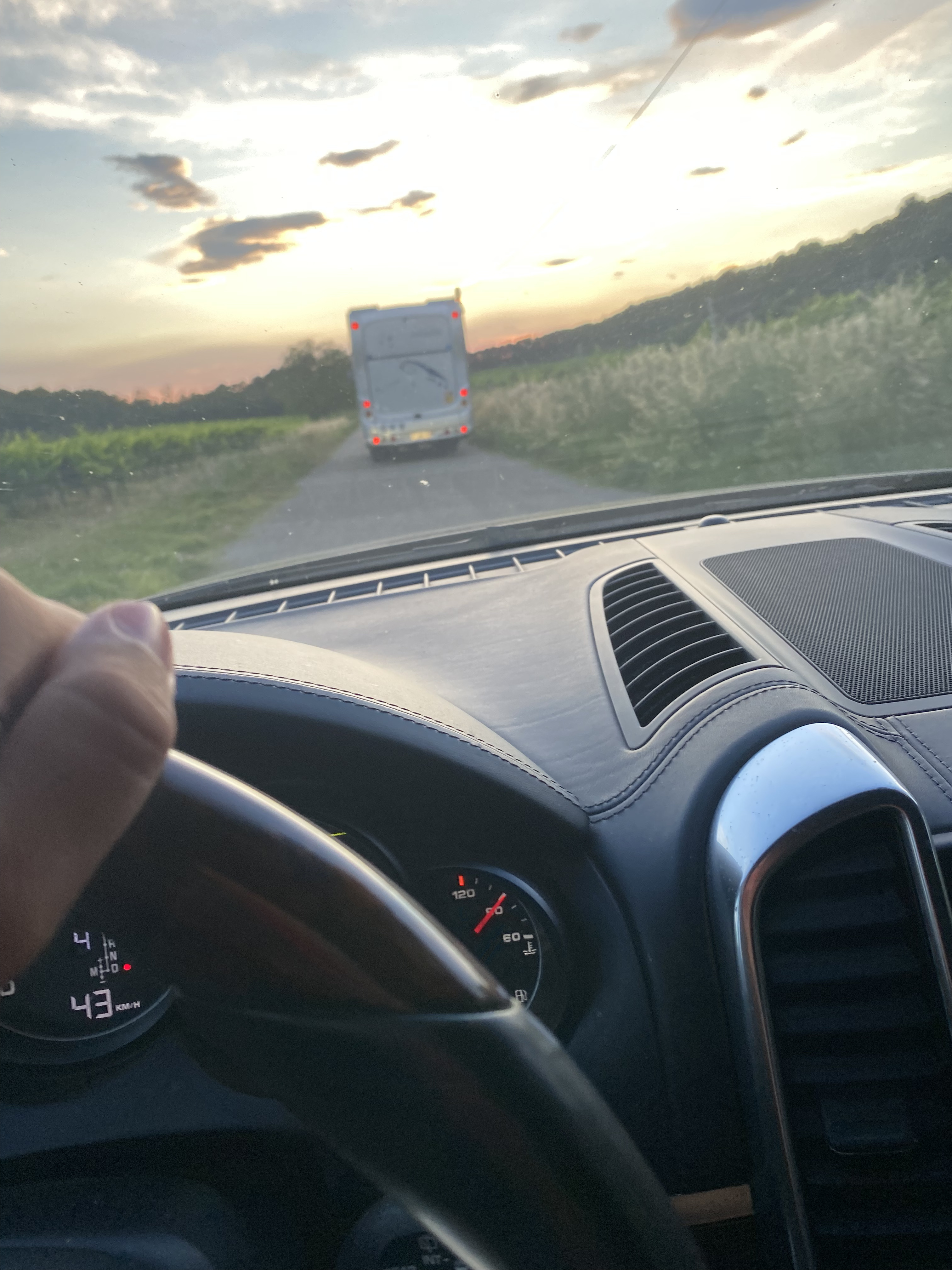 Motorhome de tournage sur une route du Var au coucher du soleil