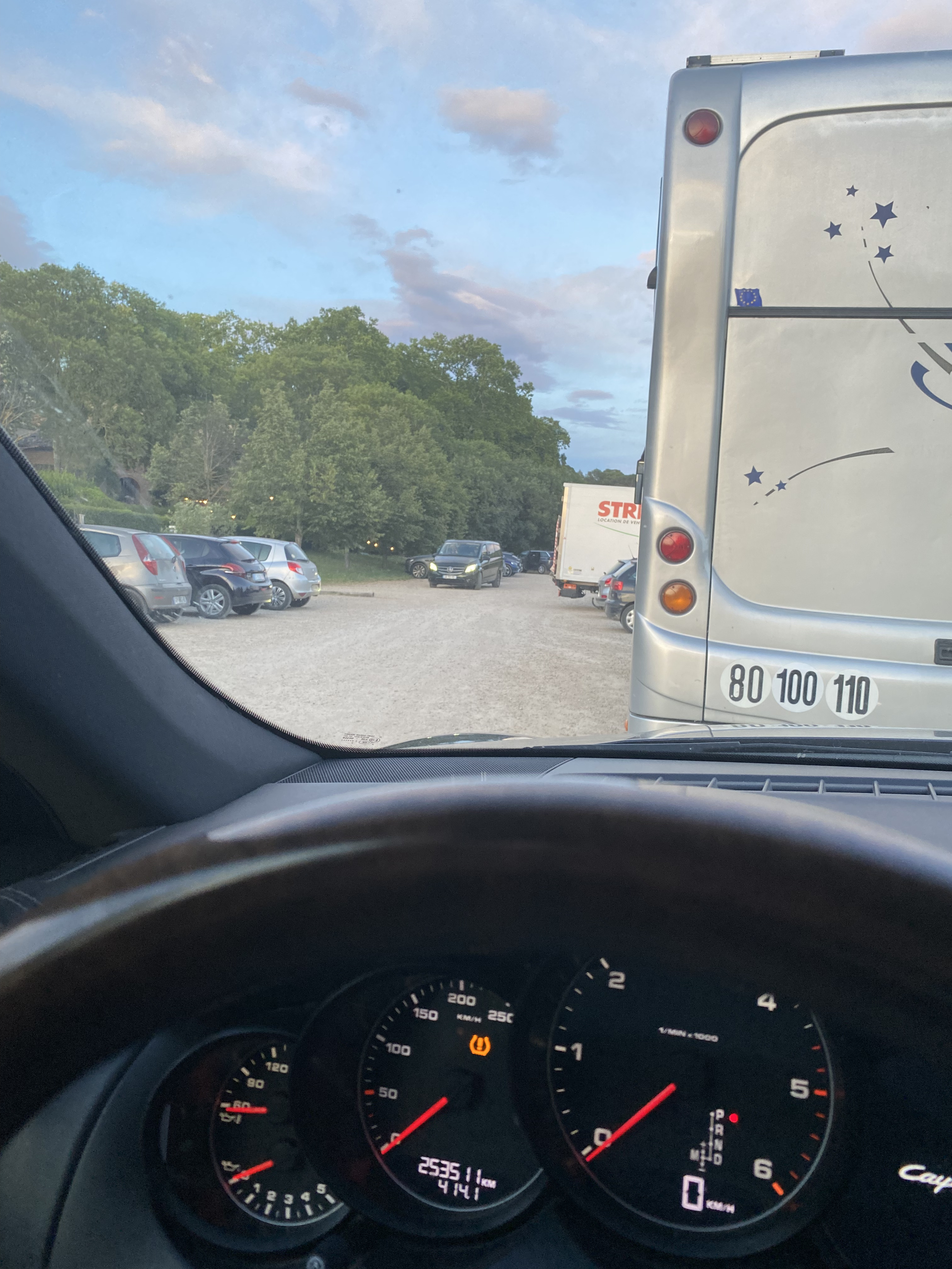 Motorhome arrivant sur la zone de production