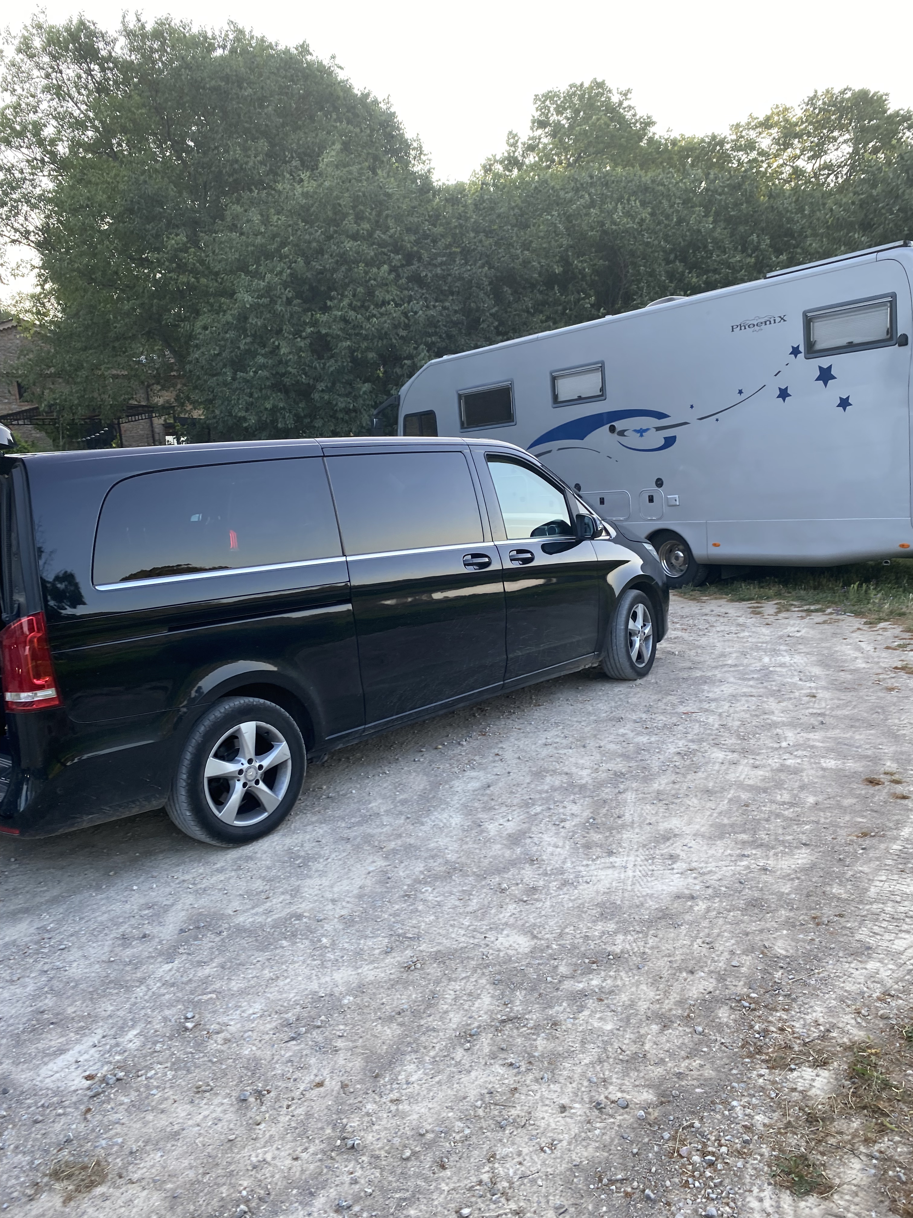 Van de production stationné devant le motorhome PROD19