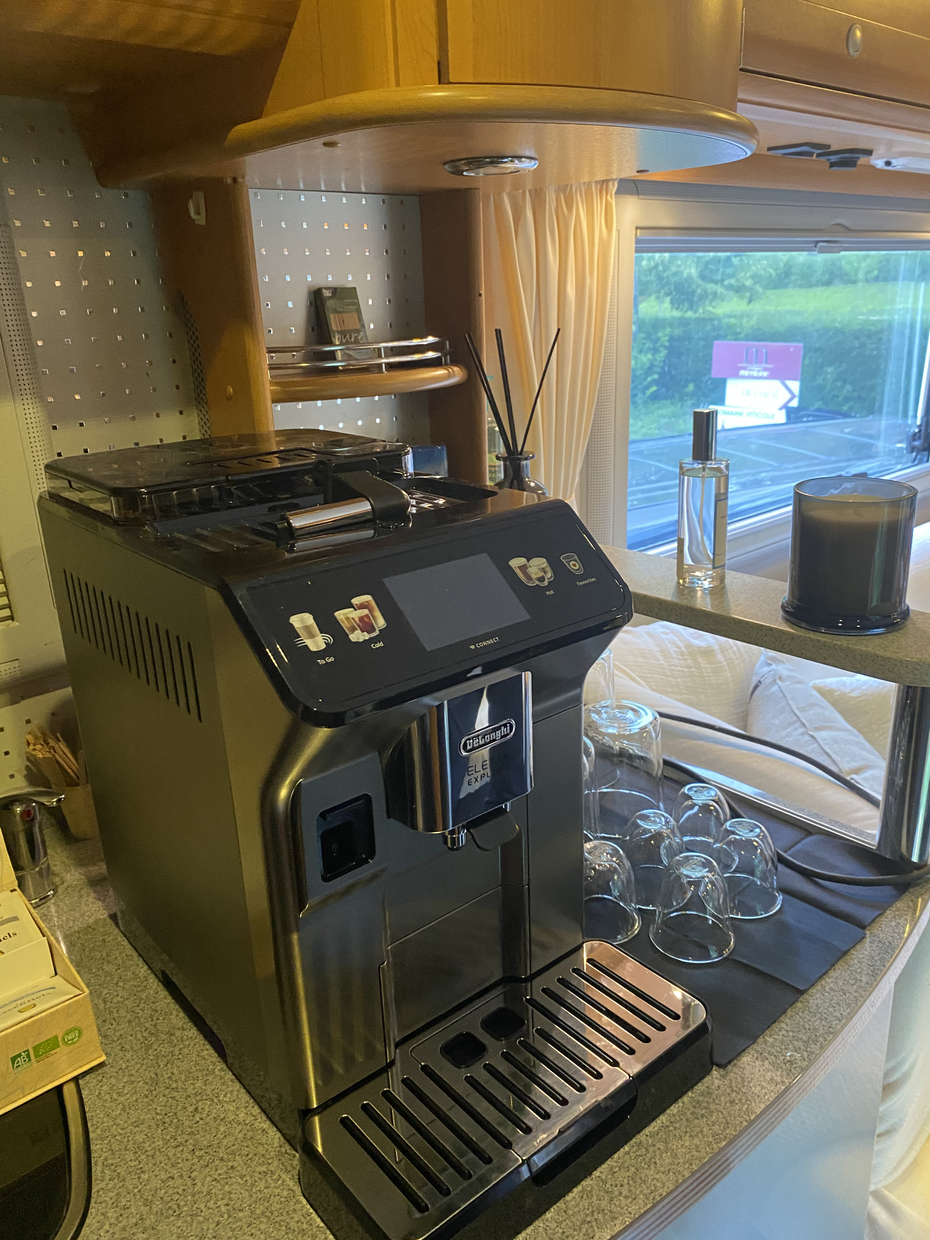 Machine à café installée dans le motorhome pendant la production