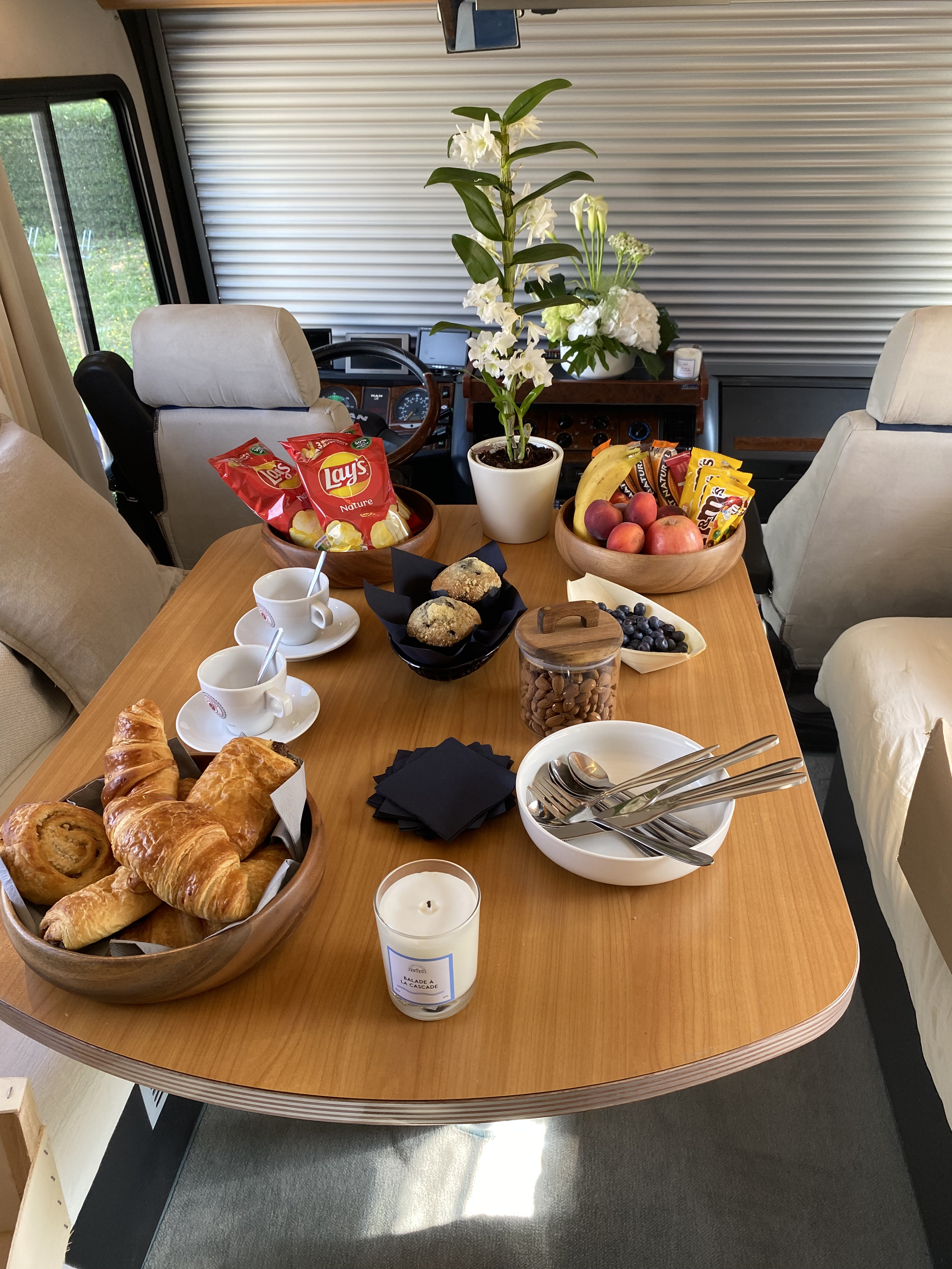 Petit déjeuner installé sur la table du motorhome