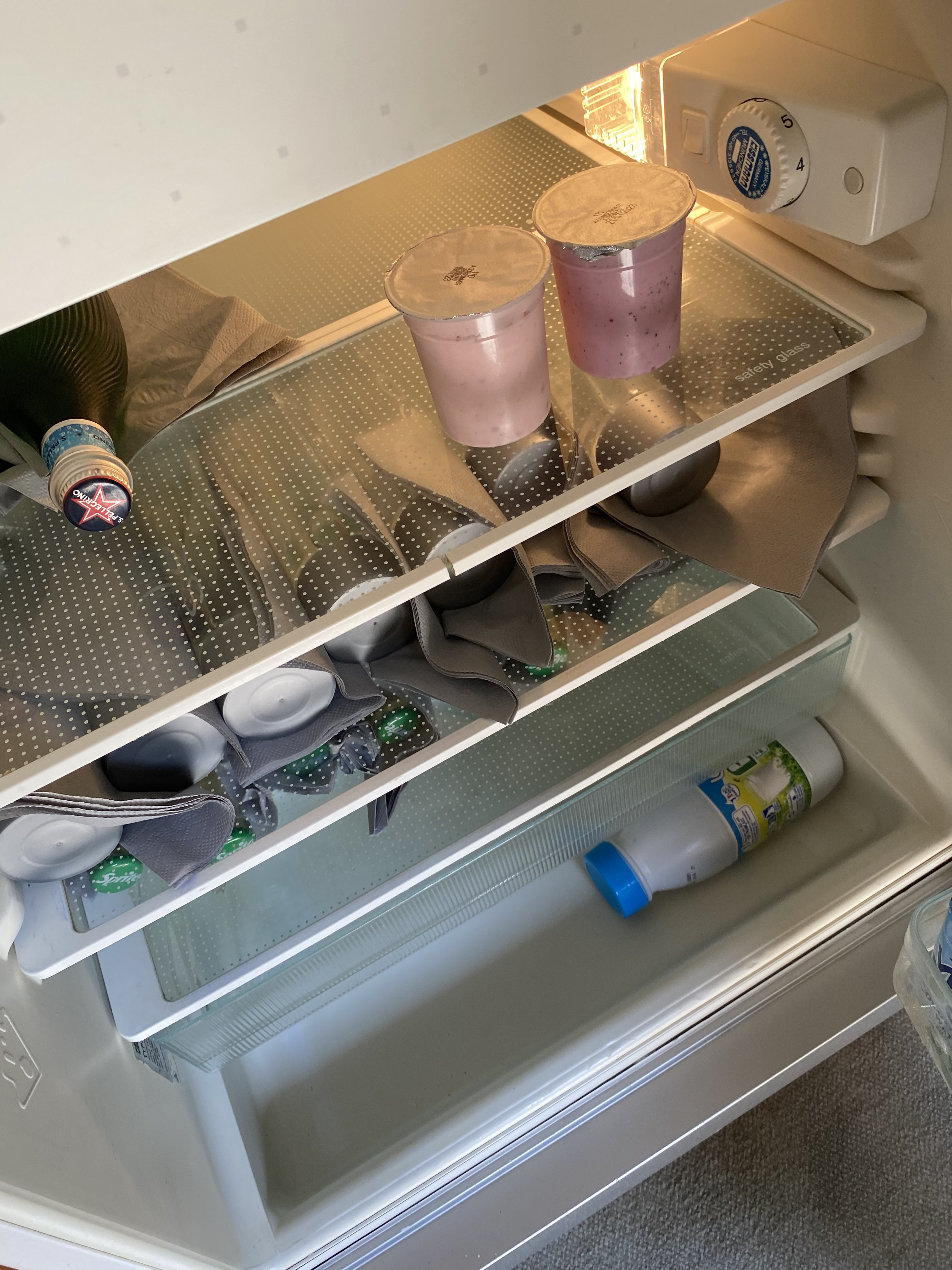 Réfrigérateur du motorhome avec boissons