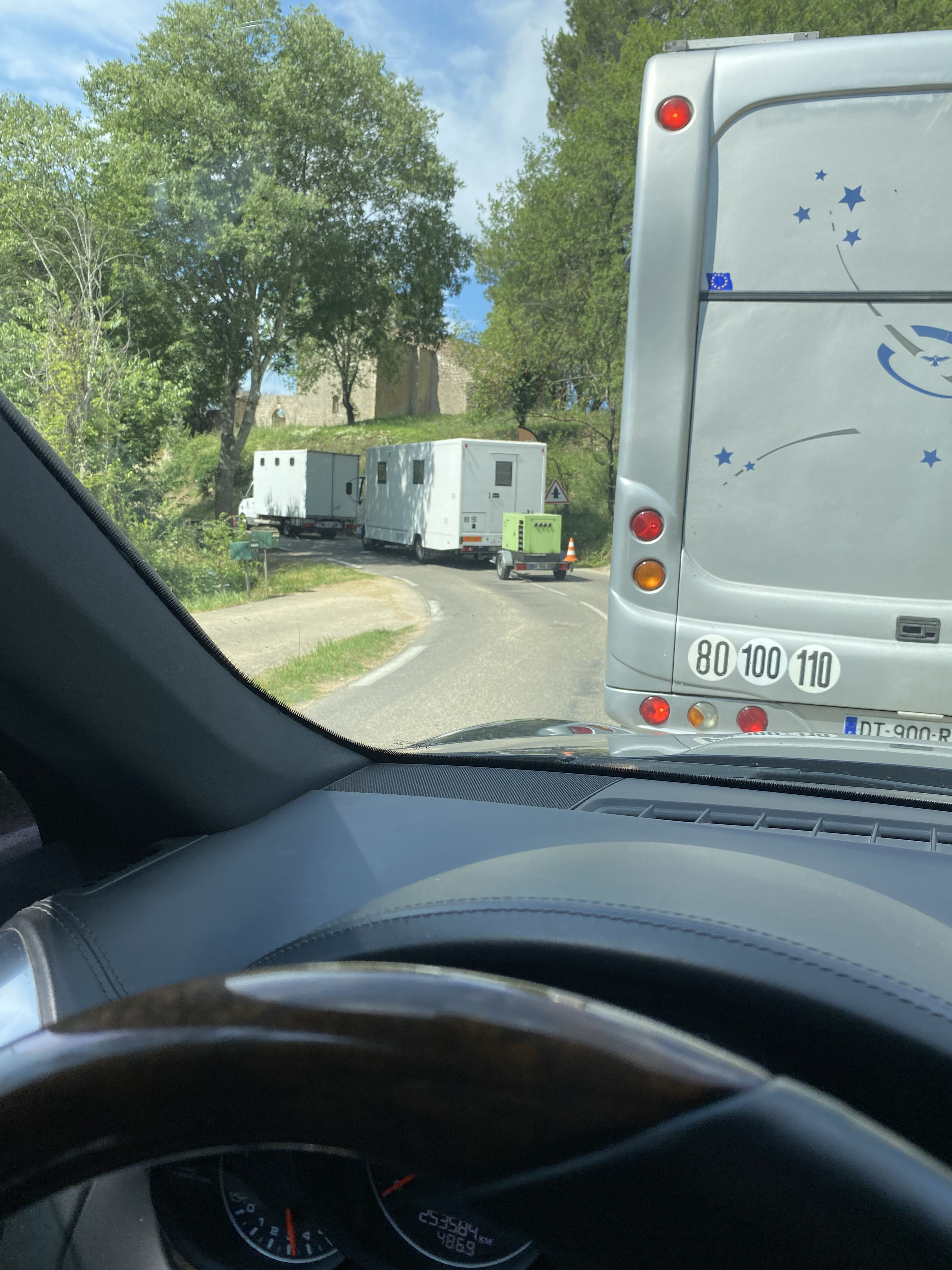 Motorhome sur les derniers kilomètres vers Tourtour