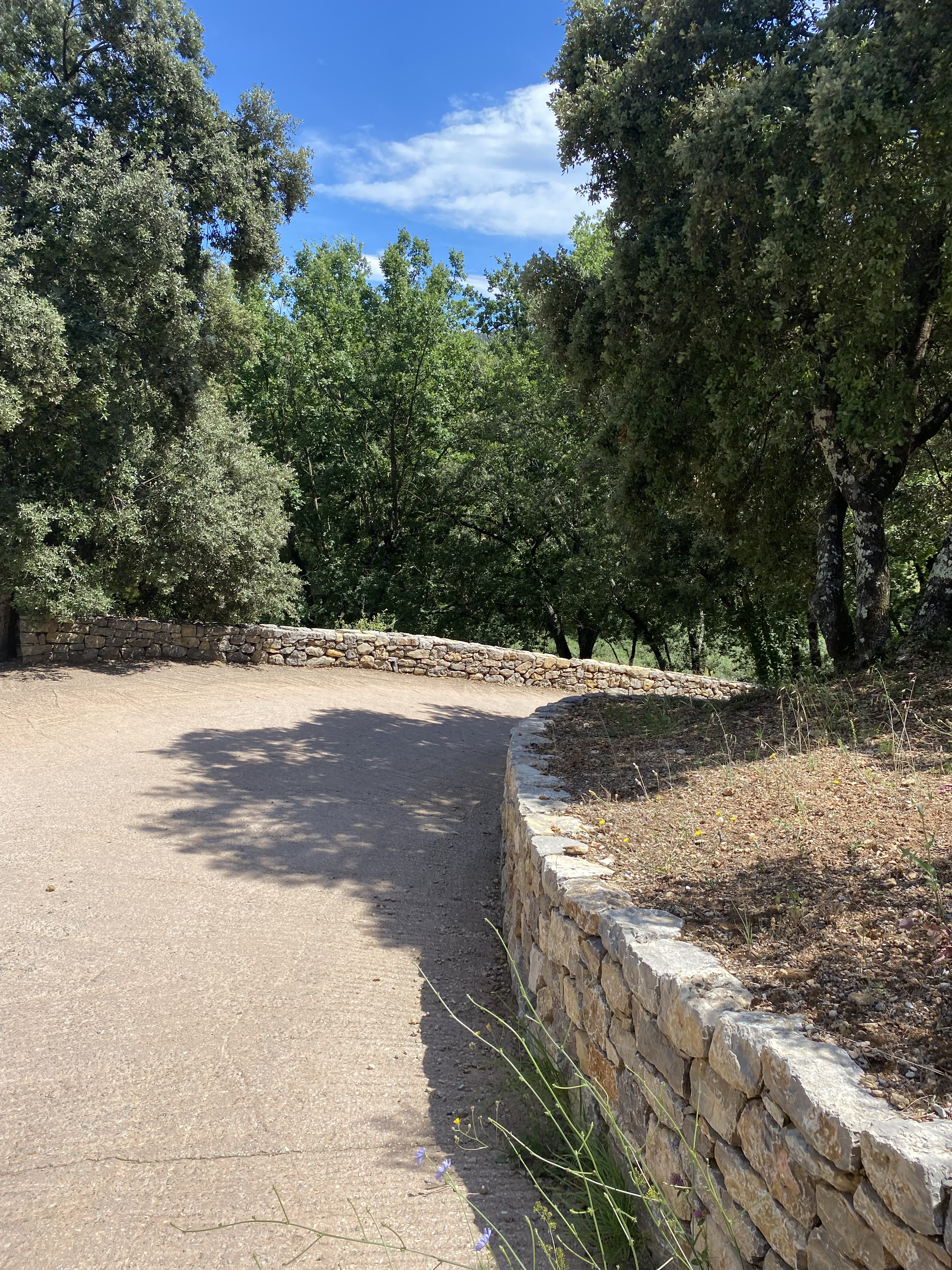 Petite route de pierre dans le Haut-Var