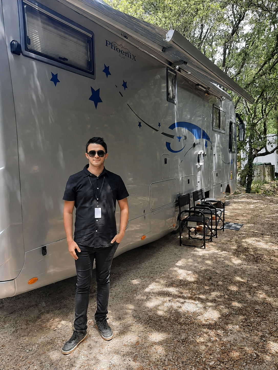 Florian, directeur de PROD19, devant le motorhome VIP utilisé sur le tournage publicitaire De’Longhi à Tourtour