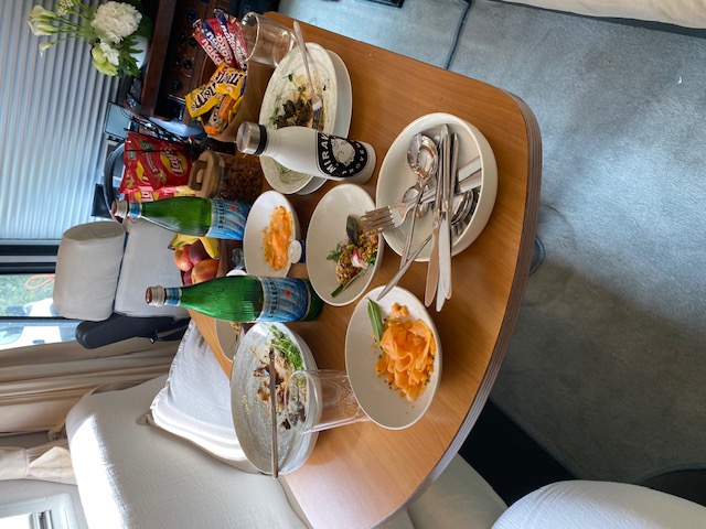Table avec repas à l'intérieur du motorhome