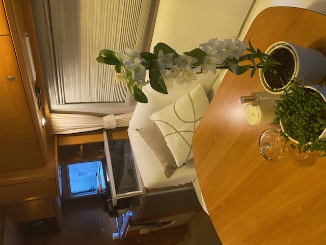 Table et salon du motorhome dans une ambiance calme